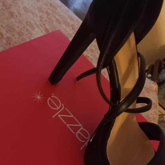 Black pumps NEVER WORN - Picture 2 of 2